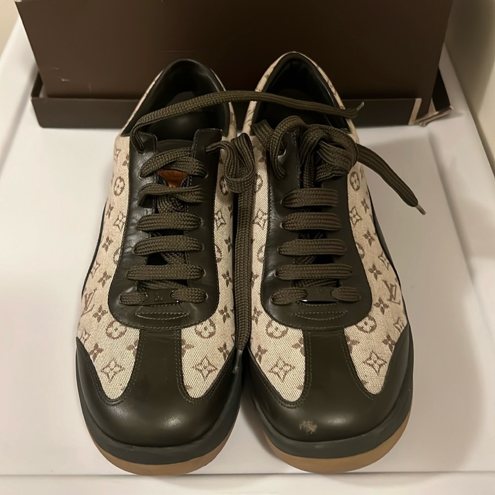 Louis Vuitton Sneaker (Size 39)
